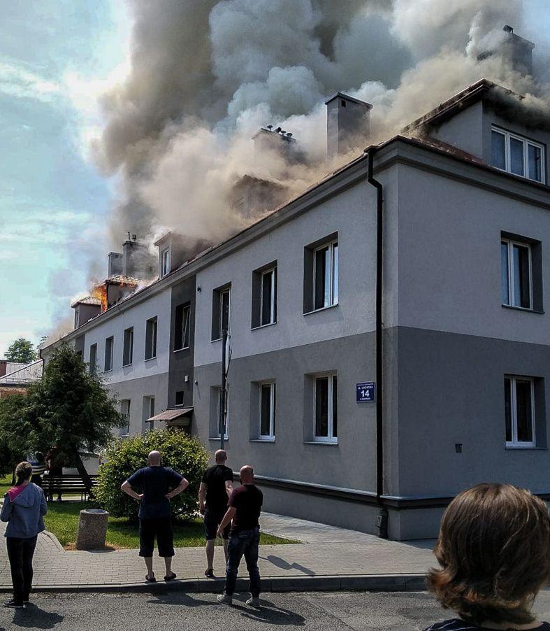 Płonął blok mieszkalny w centrum Radymna [ZDJĘCIA, VIDEO]