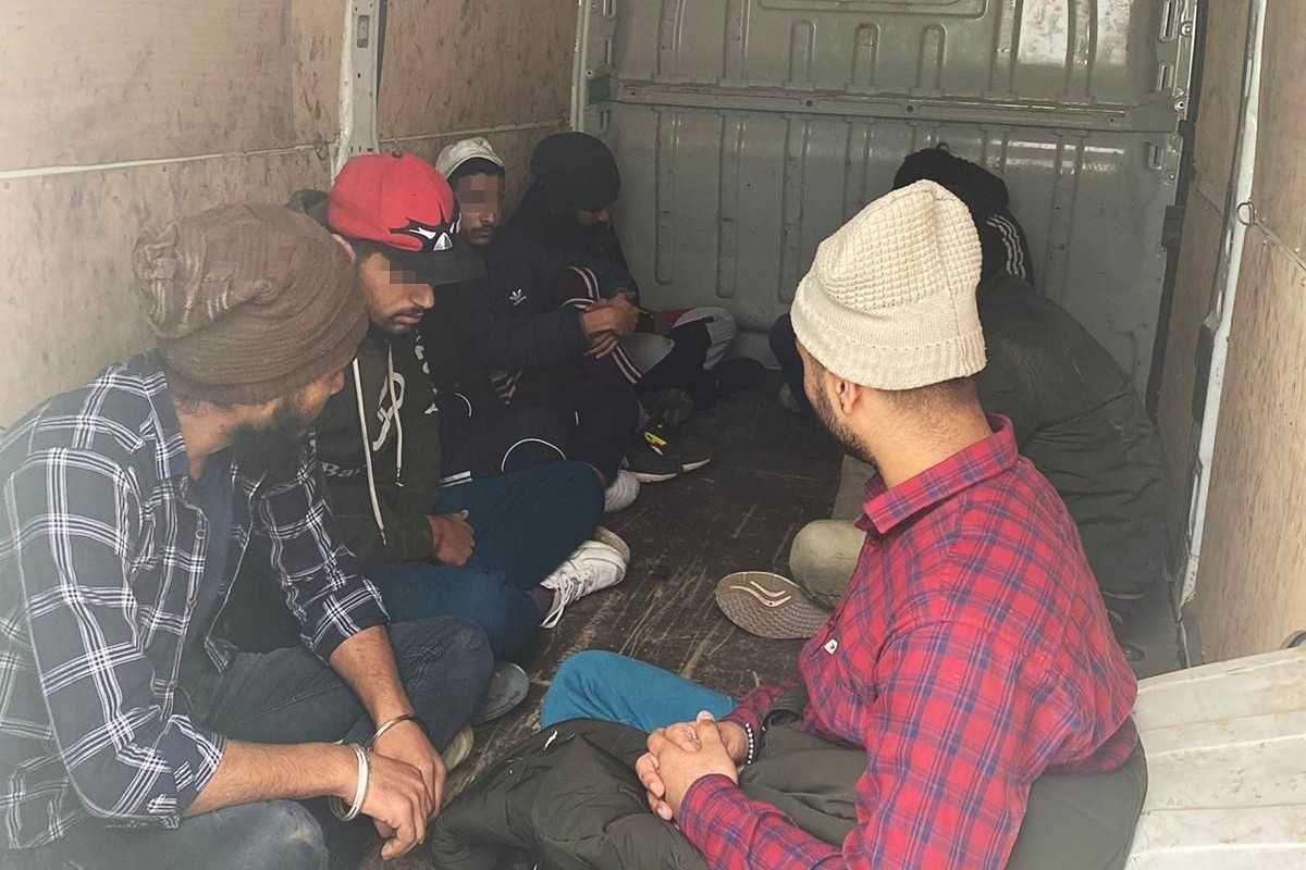 Nielegalni imigranci w busie. Zapłacili po 800 euro