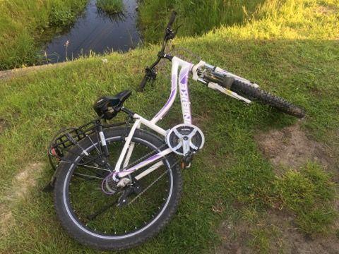 Dybków: 12-letnia rowerzystka zderzyła się z dostawczym oplem