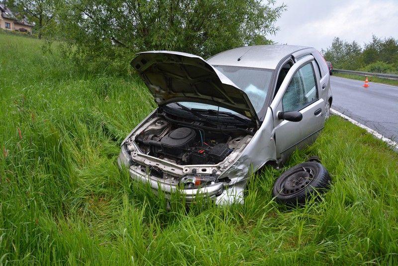 W zderzeniu fiata z volvo ucierpiała jedna osoba [ZDJĘCIA]