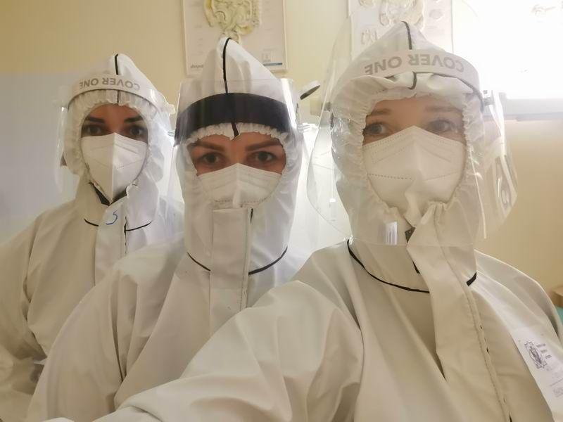 Pomagały ludziom walczącym o każdy oddech. Przez śluzę do strefy koronawirusa [ZDJĘCIA]