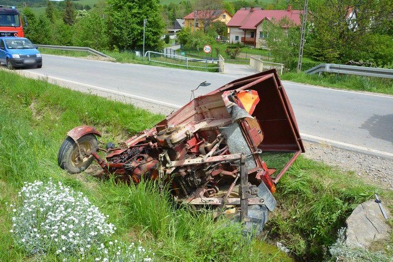 Zderzenie ciężarowego volvo z ciągnikiem rolniczym [ZDJĘCIA]
