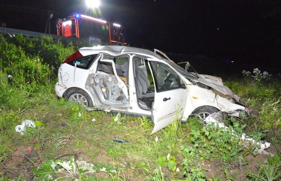 Ford staranował bariery i spadł ze skarpy. Policja ustala, kto prowadził