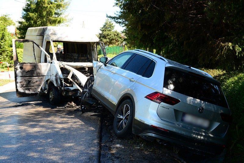 Czołowe zderzenie busa z osobówką. Doszło do pożaru [ZDJĘCIA]