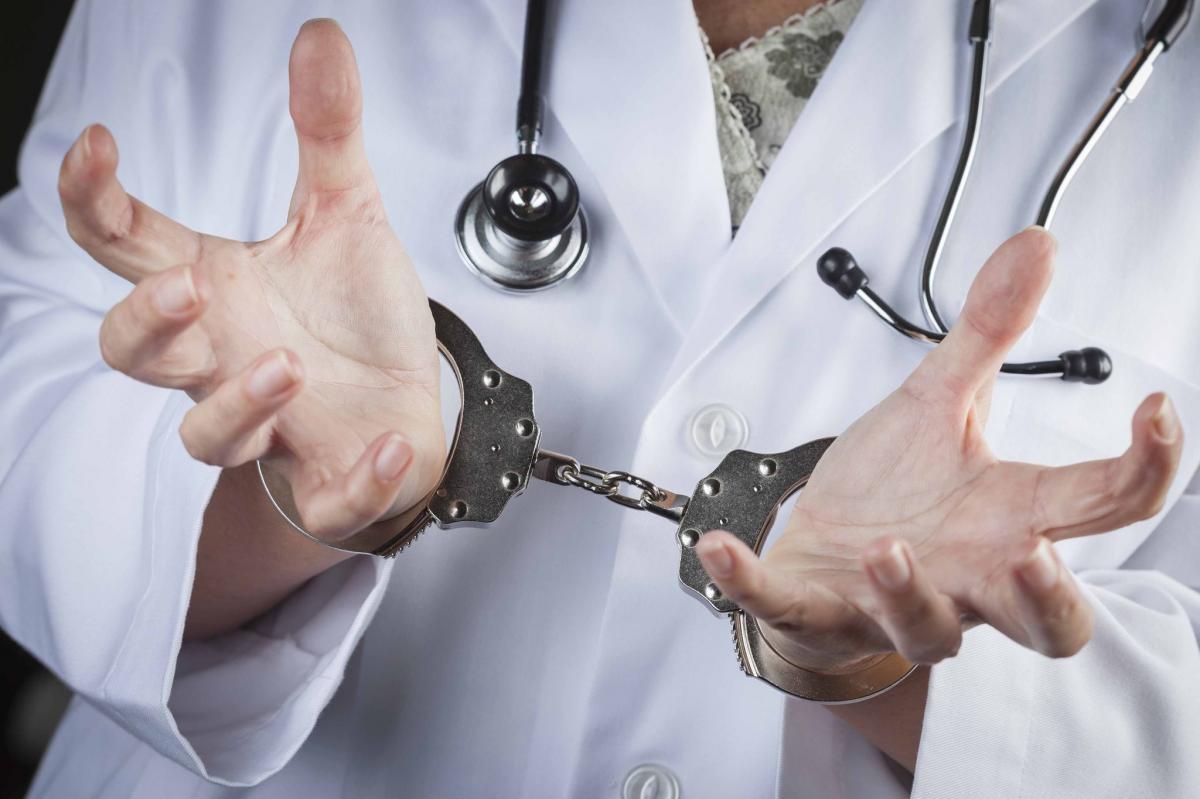 Udawał neurochirurga, leczył raka eliksirami, witaminą C i szatą ze śladami pazurów szatana 