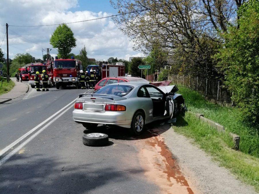 Po zderzeniu 4 osobówek jeden z pojazdów stanął w ogniu [ZDJĘCIA]