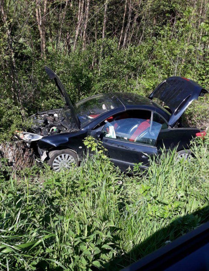 19-latka straciła panowanie nad autem i w Huwnikach uderzyła w drzewo