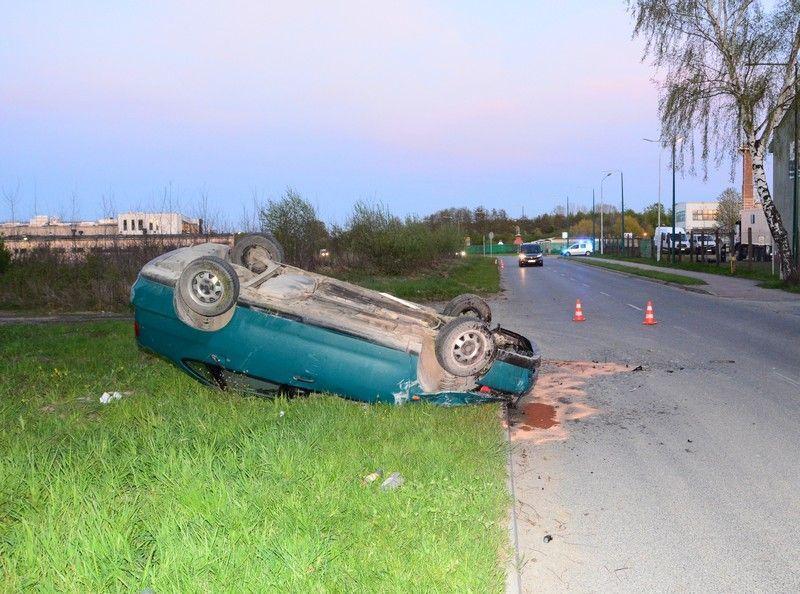 19-latek stracił panowanie nad seatem i dachował [ZDJĘCIA]