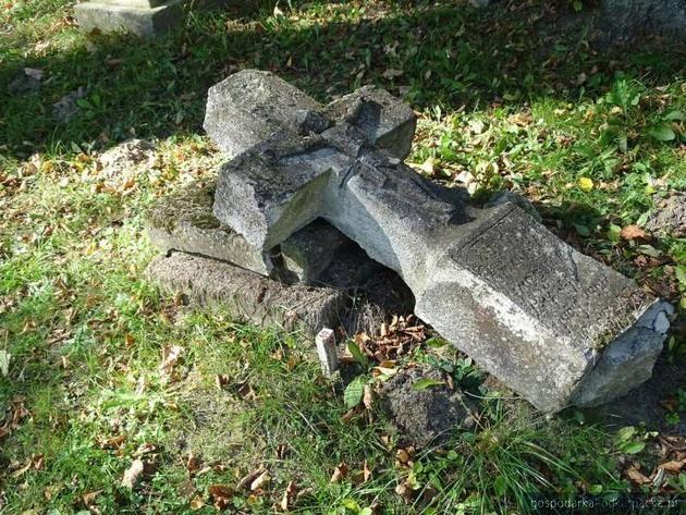 Przywrócą blask kamiennym nagrobkom na cmentarzu w Radrużu