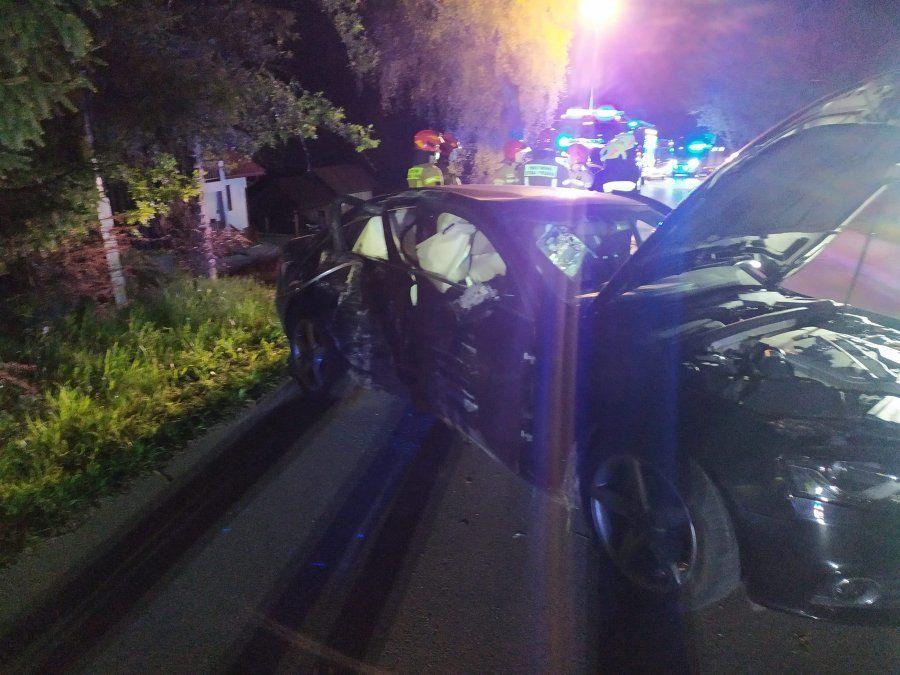 Audi uderzyło w drzewo, ucierpiało 3 nastolatków [ZDJĘCIA]