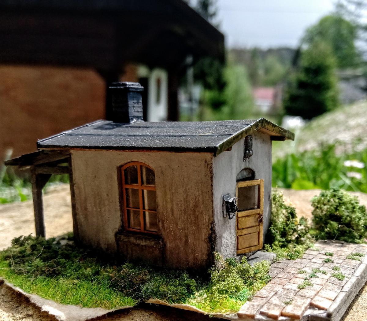 Z precyzją aptekarza pomniejsza kolejowy świat. O pasji, która zrodziła się z miłości do szynowych szlaków [ZDJĘCIA]
