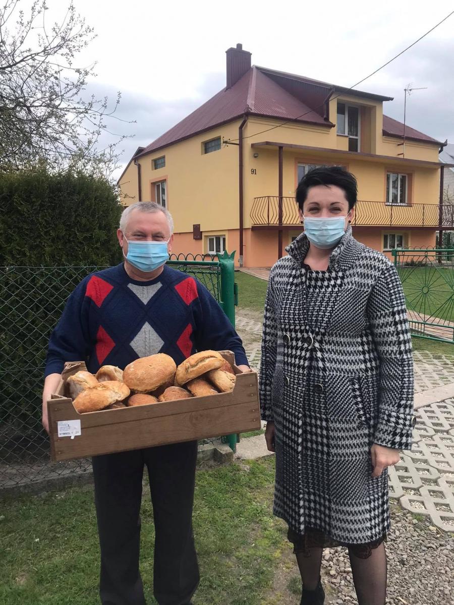 Pachnąca niespodzianka dla seniorów. Ponad 100 chlebów trafiło do samotnych mieszkańców gminy [ZDJĘCIA]