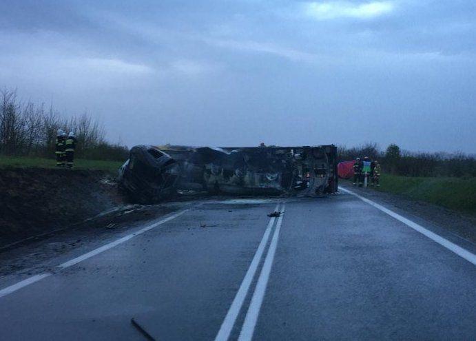 Tragiczny wypadek. W zderzeniu ciężarówki z osobówką zginął 27-letni kierowca audi
