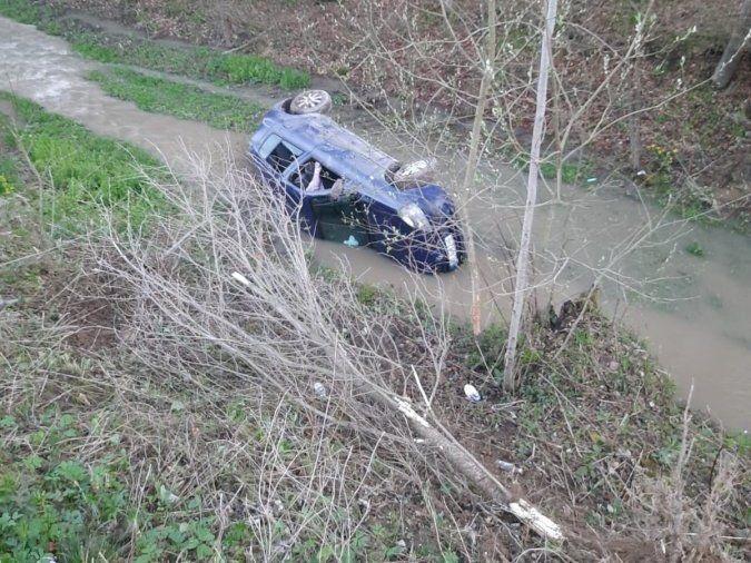 Auto po dachowaniu wpadło do rzeki. Kierowca i pasażer uciekli. Byli pijani
