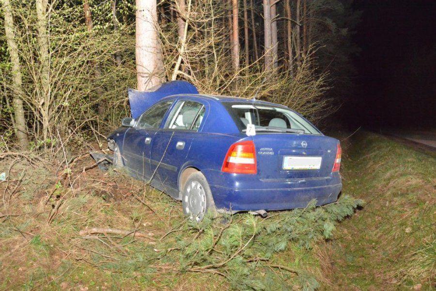 19-latka straciła panowanie na autem i uderzyła w drzewo [ZDJĘCIA]