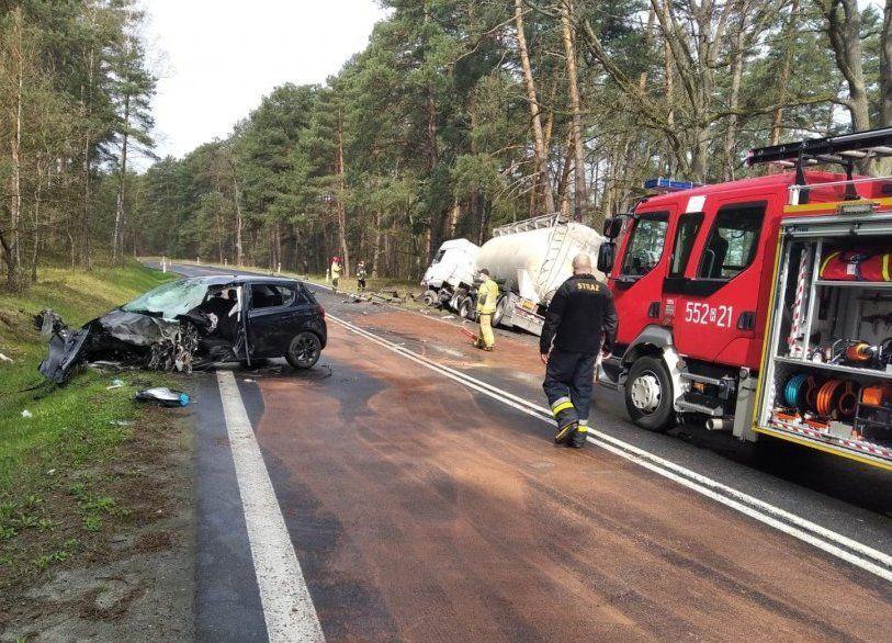 Groźnie wyglądający wypadek. Zderzenie opla z ciężarówką