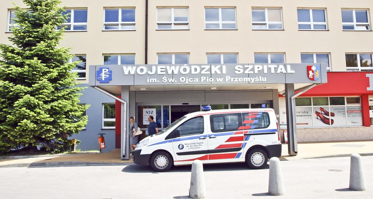 Pacjenci z COVID wprowadzani głównym wejściem do budynku szpitala?