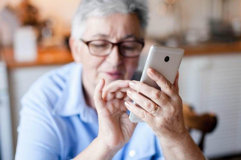 Pandemia sprzyja oszustom. Nie ufaj podejrzanym SMS-om!