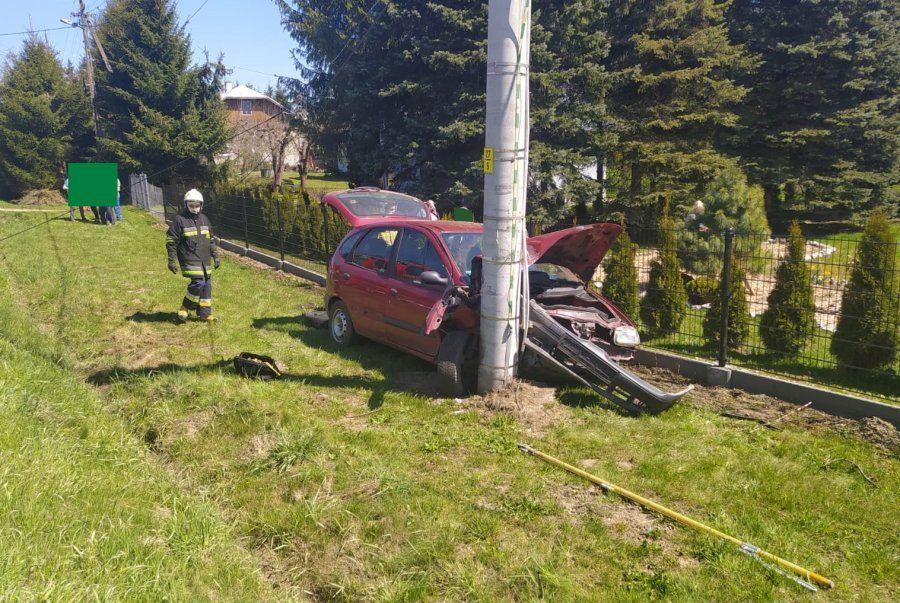 Kierująca renaultem wjechała w słup energetyczny [ZDJĘCIA]
