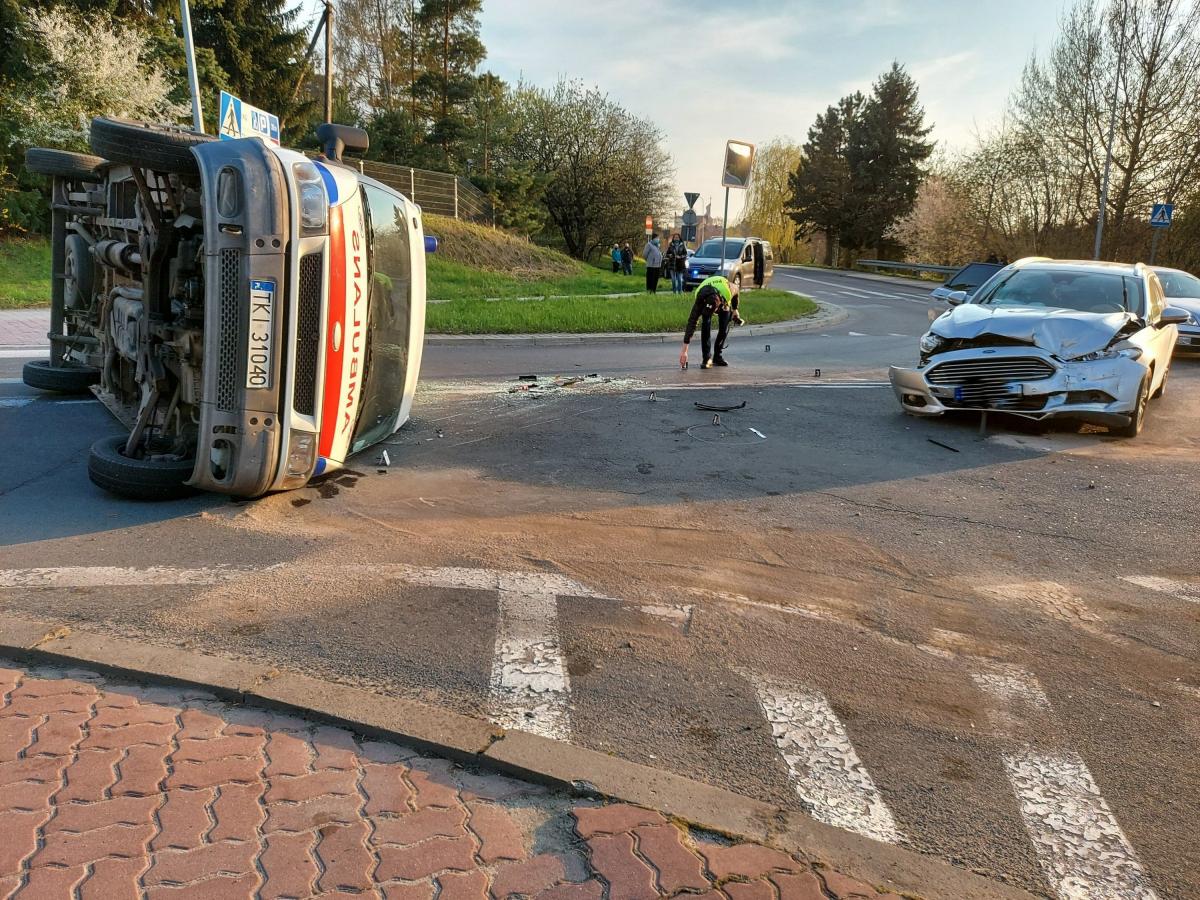 Zderzenie forda z ambulansem koło przemyskiego szpitala [ZDJĘCIA]