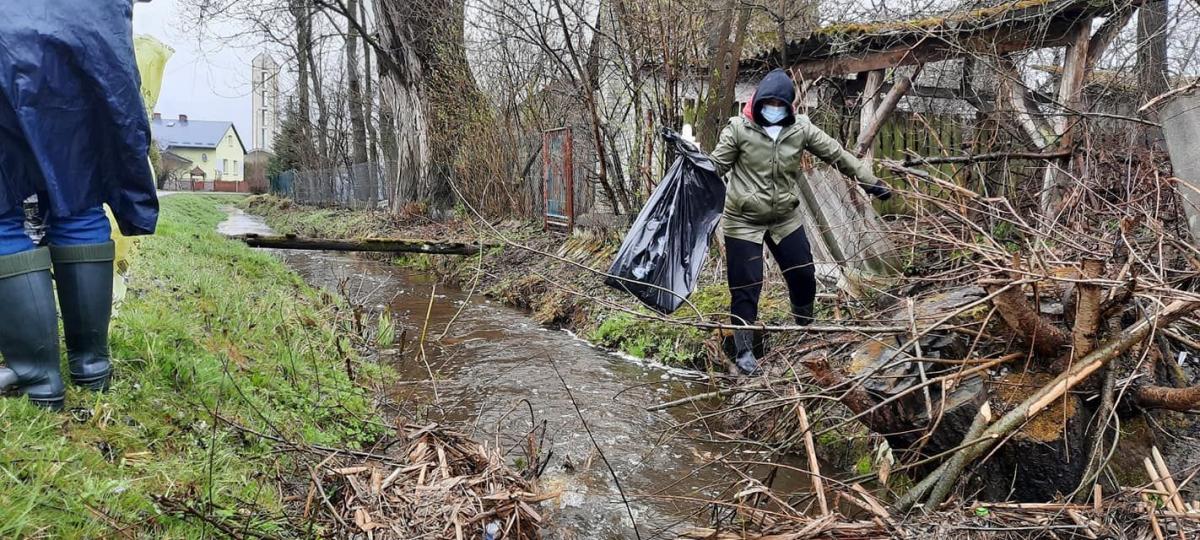 Zebrali setki kilogramów śmieci! W końcu można cieszyć oczy czystym krajobrazem [ZDJĘCIA]