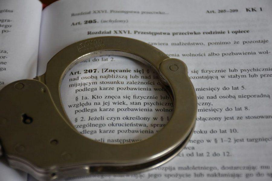 Za znęcanie się nad matką i siostrą grozi mu do 5 lat więzienia
