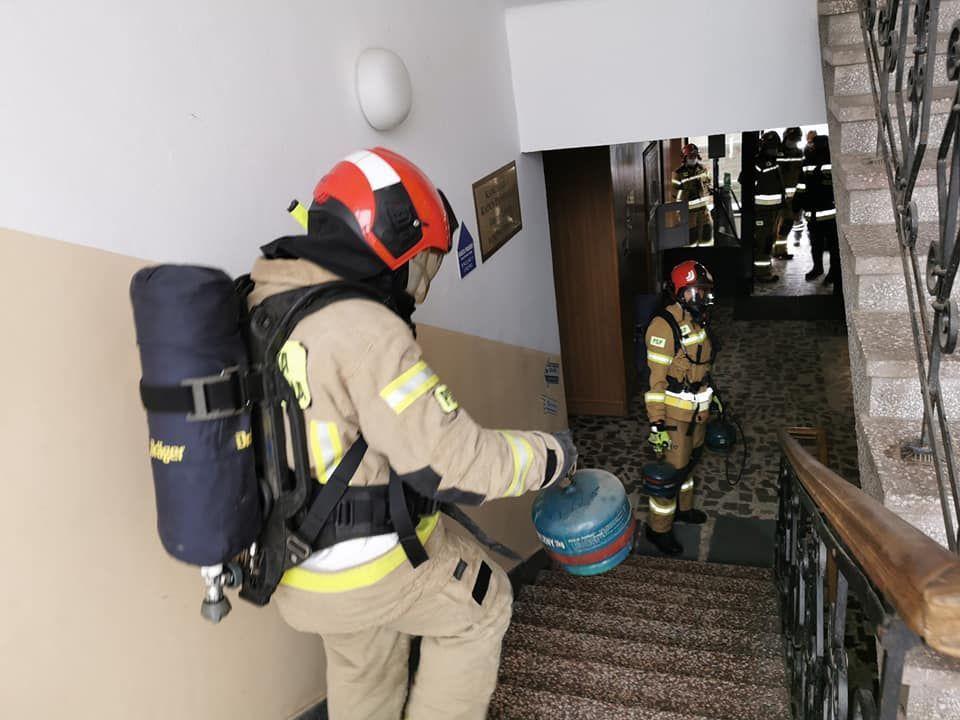 Ewakuacja budynku przy Piłsudskiego – ulatniał się gaz [ZDJĘCIA]