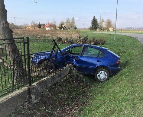 Tryńcza: Jechała zbyt szybko, wypadła z drogi i uderzyła w ogrodzenie