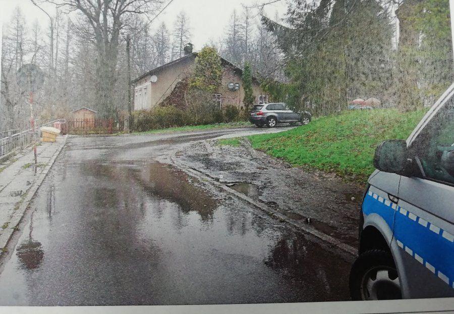 Pokłócili się o dziewczynę. 25-latek staranował auto rywala