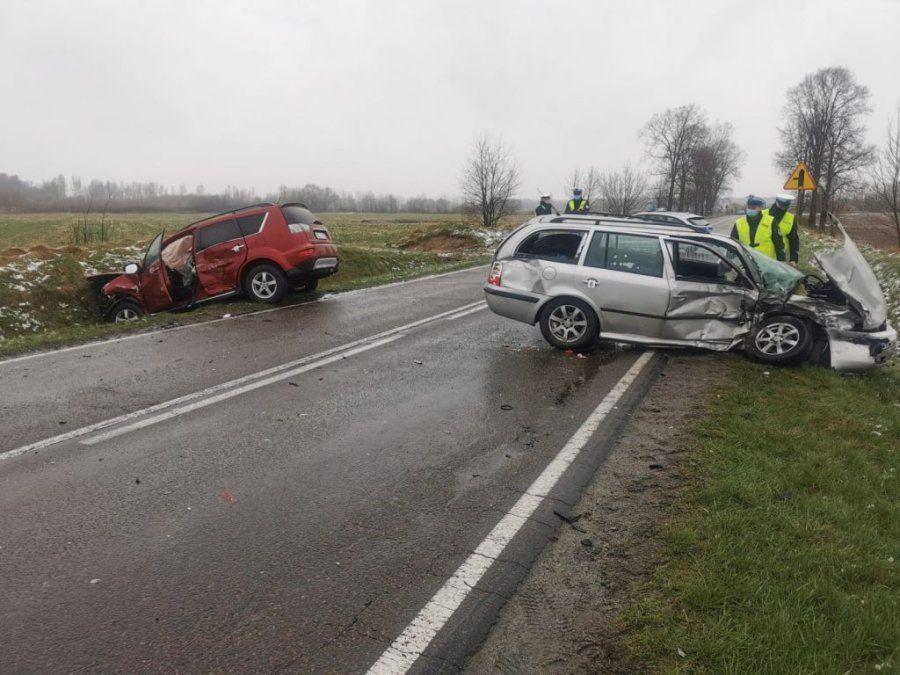W wyniku wypadku 4 osoby trafiły do szpitali, w tym 2 dzieci