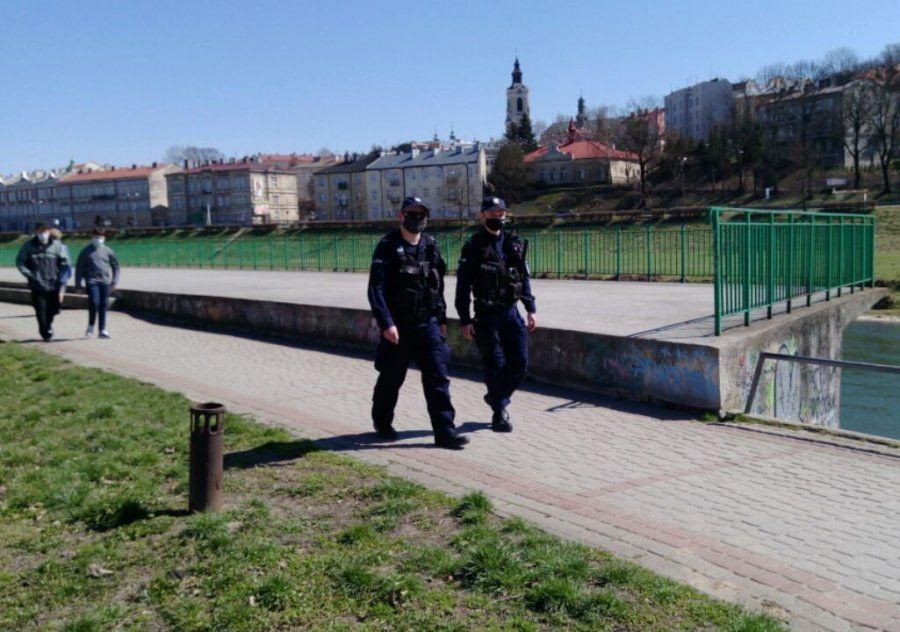 Policjanci w galerii i na ulicach
