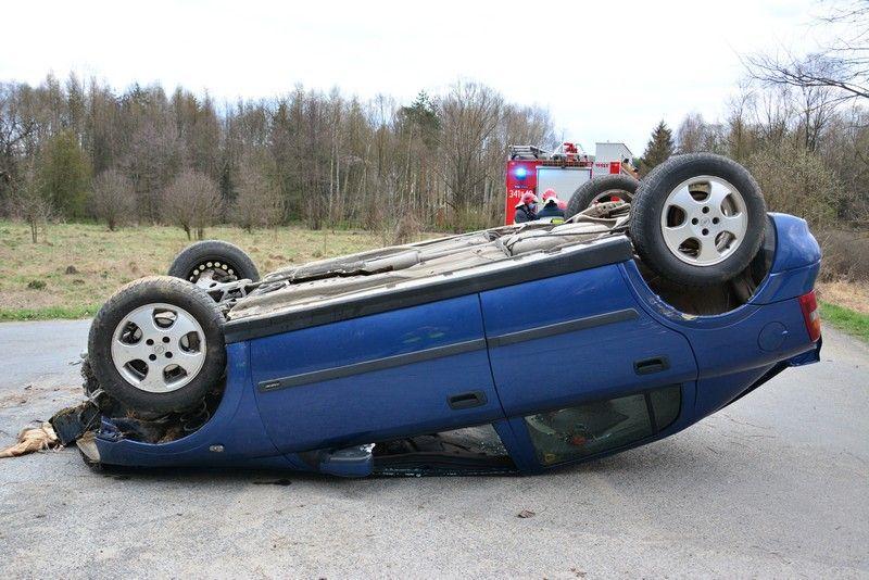 Kierujący oplem stracił panowanie nad pojazdem i dachował [ZDJĘCIA]