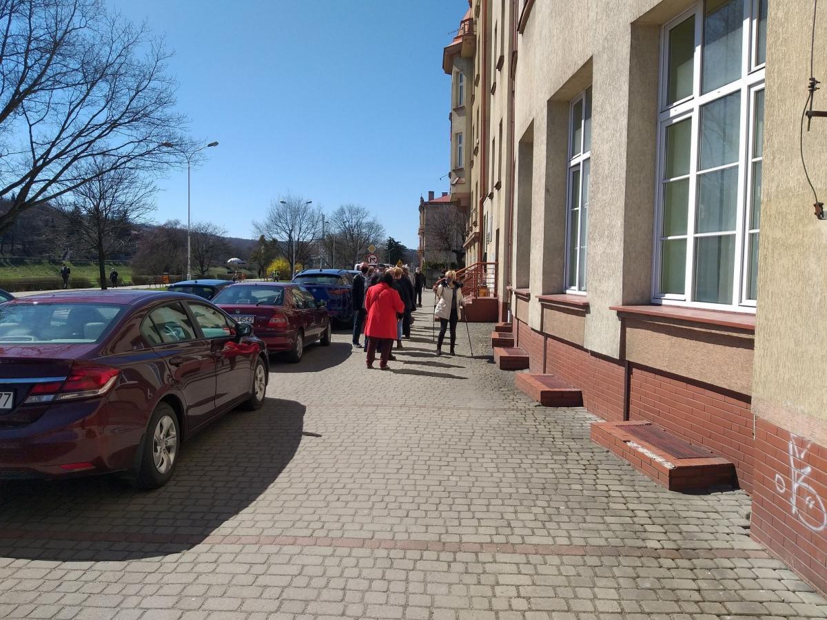 Stan podgorączkowy w kolejce do szczepienia 