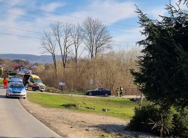 21-latek wjechał do rowu, uderzył w drzewo i dachował. Był pijany [ZDJĘCIA]