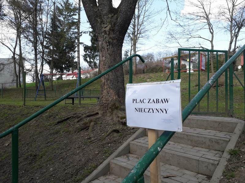 Osiedlowy plac zabaw do likwidacji? PSM: – Musimy dbać o bezpieczeństwo dzieci. Na nowe sprzęty nie ma na razie pieniędzy [ZDJĘCIA]