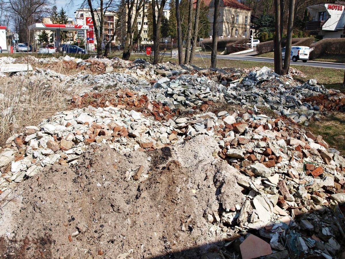 Gruzem budowlanym można „ozdabiać” działki