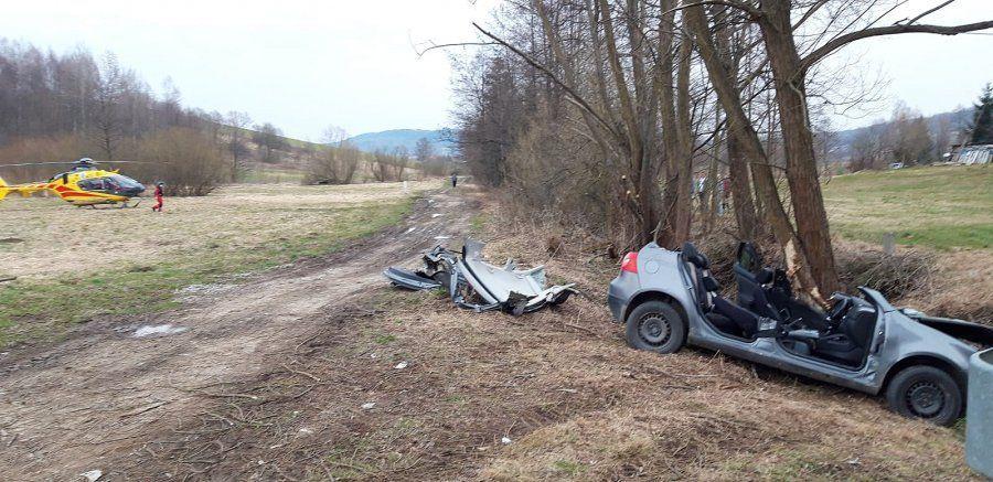 20-latek wypadł vw z drogi i uderzył w drzewo. Śmigłowcem zabrano go do szpitala