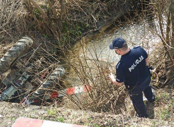 Tragiczny wypadek. Zjechał z drogi, przebił bariery i stoczył się do rzeki [ZDJĘCIA]
