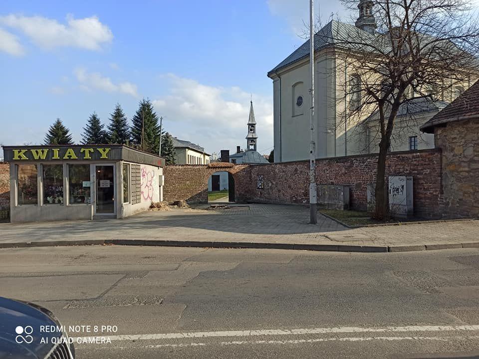 Rozbiją mur przy kościele świętej Trójcy. Dla bezpieczeństwa zabytków