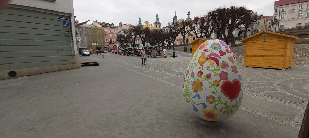 Wielkanocne ozdoby udekorowały przemyski Rynek [ZDJĘCIA]