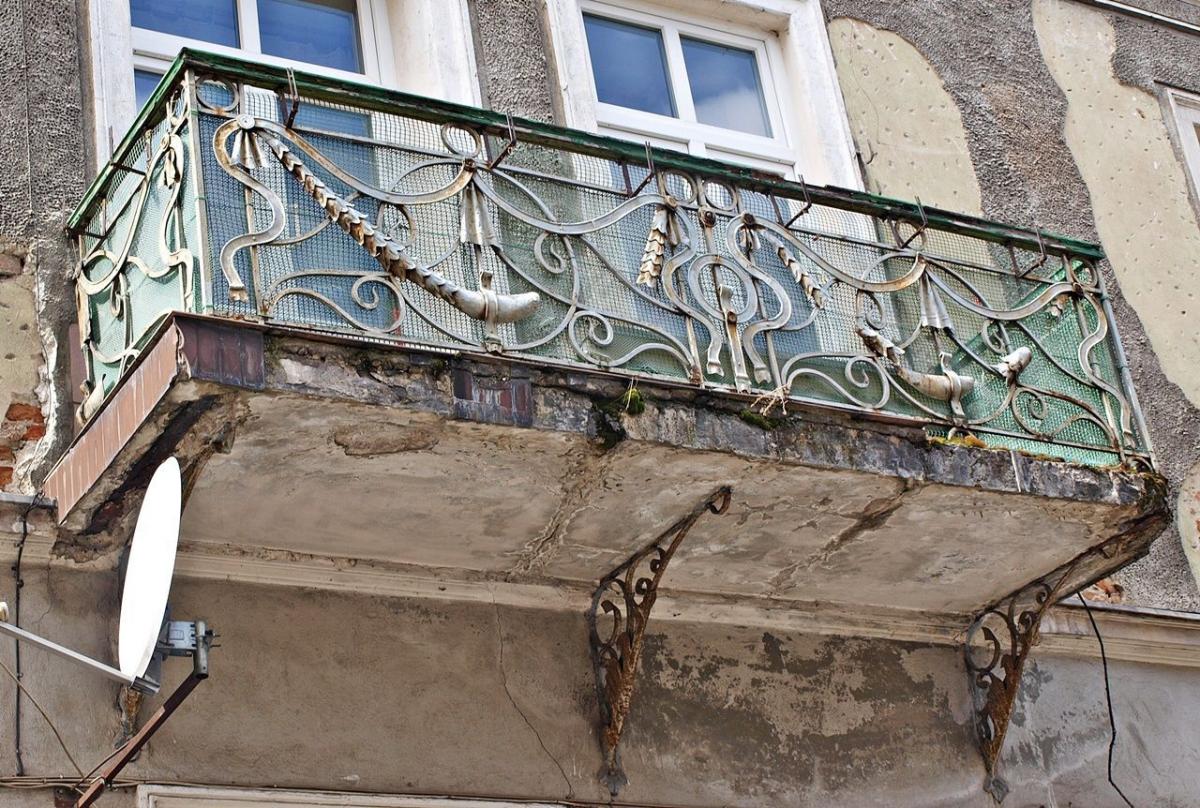 Balkon na Fredry ledwo się trzyma. Oby nie doszło do tragedii