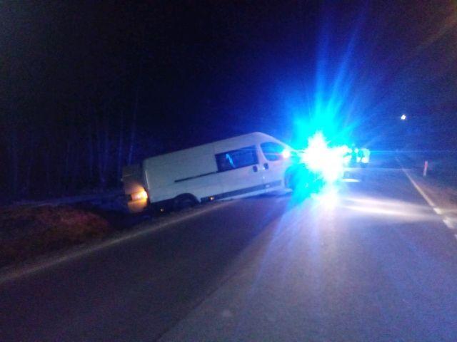 Bus w rowie, a podróżni pijani. Nie chcieli przyznać, który kierował