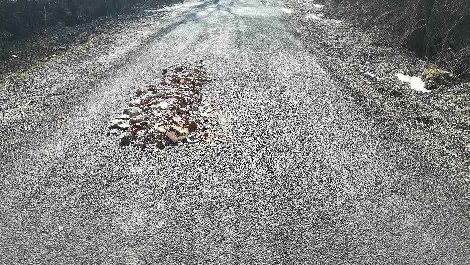 Ktoś pozbył się gruzu na środku drogi prowadzącej do plaży Ostrów