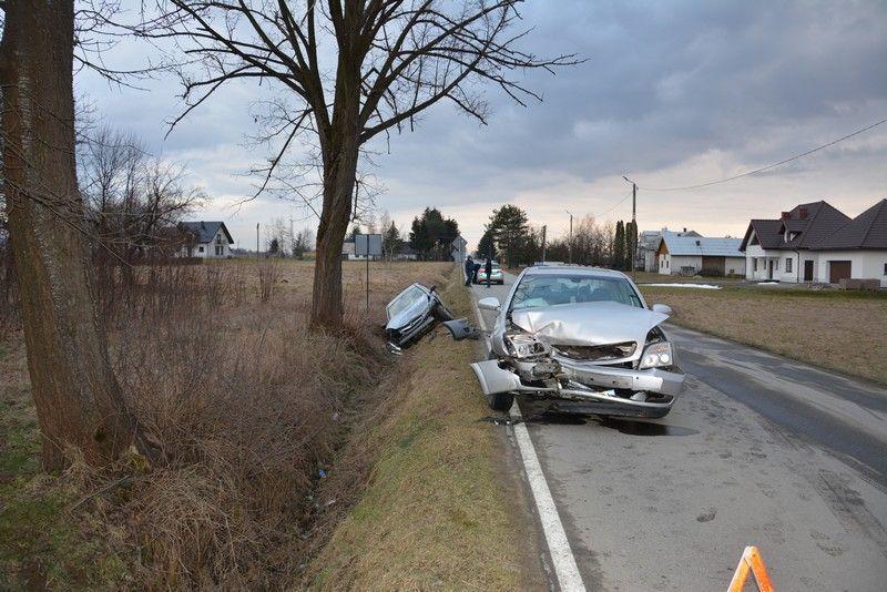 Czołowe zderzenie dwóch opli [ZDJĘCIA]