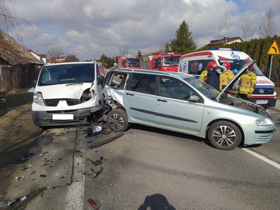 Groźnie wyglądająca kolizja. Kierujący dostawczakiem najechał na tył fiata [ZDJĘCIA]