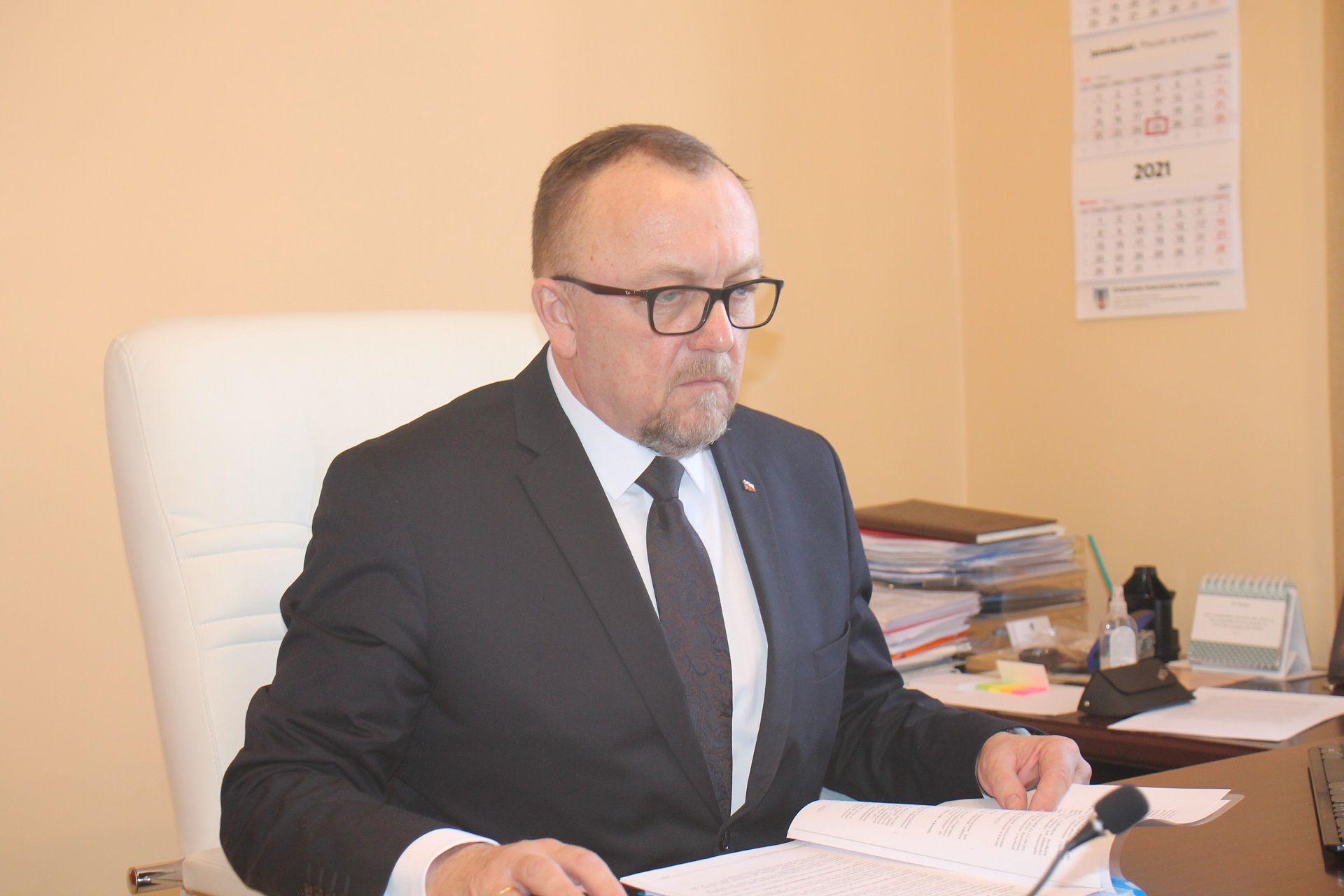 „Do szkół nie trafili, ale wyciągnęli naszą młodzież na ulice”. – Radni powiatu bronili deklaracji LGBT