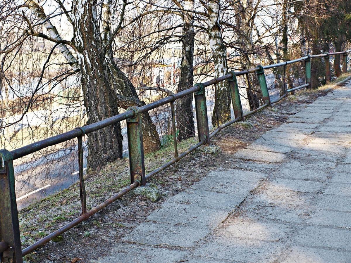 Naprawią zabytkową barierkę na Sienkiewicza
