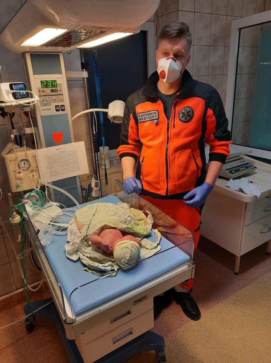 Odebrali poród w karetce! Śliczna, zdrowa dziewczynka urodziła się w drodze do szpitala 