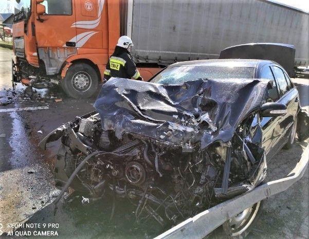 Zjechał na przeciwległy pas ruchu i doprowadził do czołówki