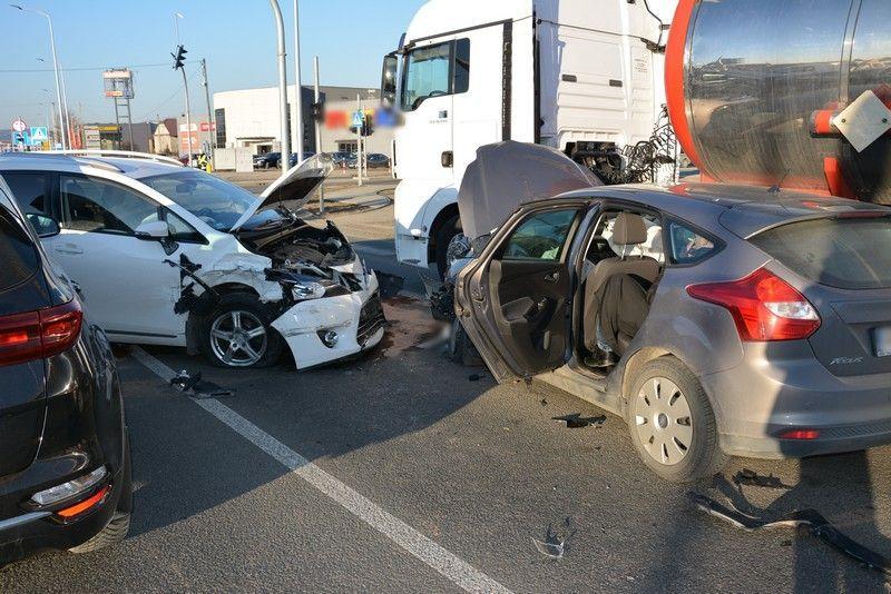 Zderzenie trzech osobówek i ciężarówki [ZDJĘCIA]